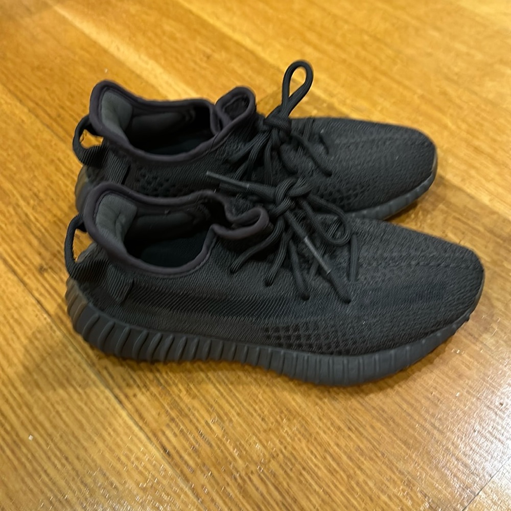 Yeezy Adidas Men’s size 6 . Fits a women’s size 8